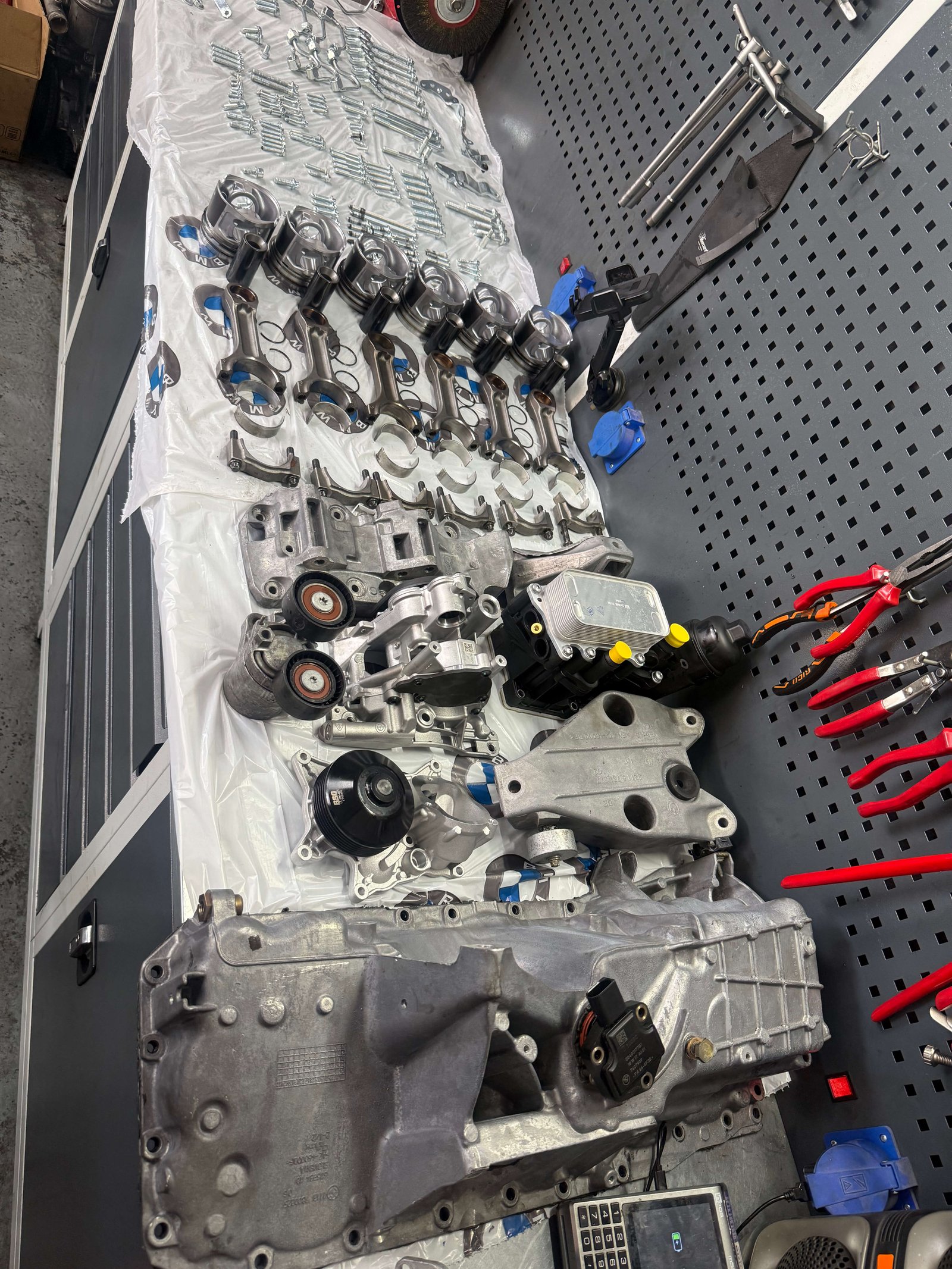 Motor parçalarının sıralı montaj hazırlığı